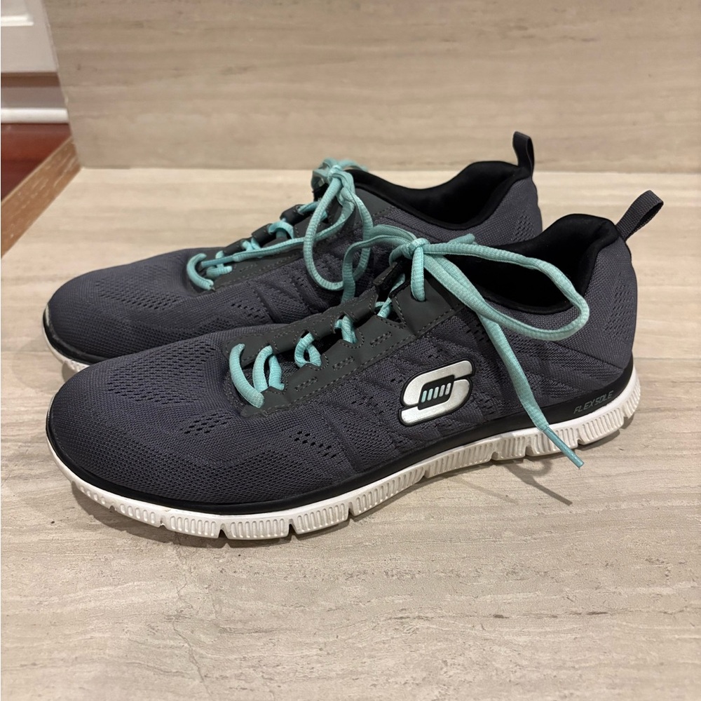Skechers women’s size 10 Charcoal and Teal Sneaker. Excellent!